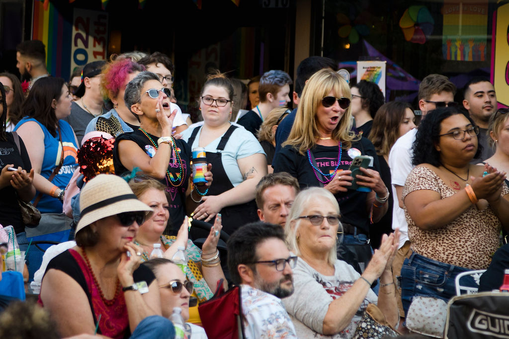 Τα πλήθη επευφημούν τους drag queens